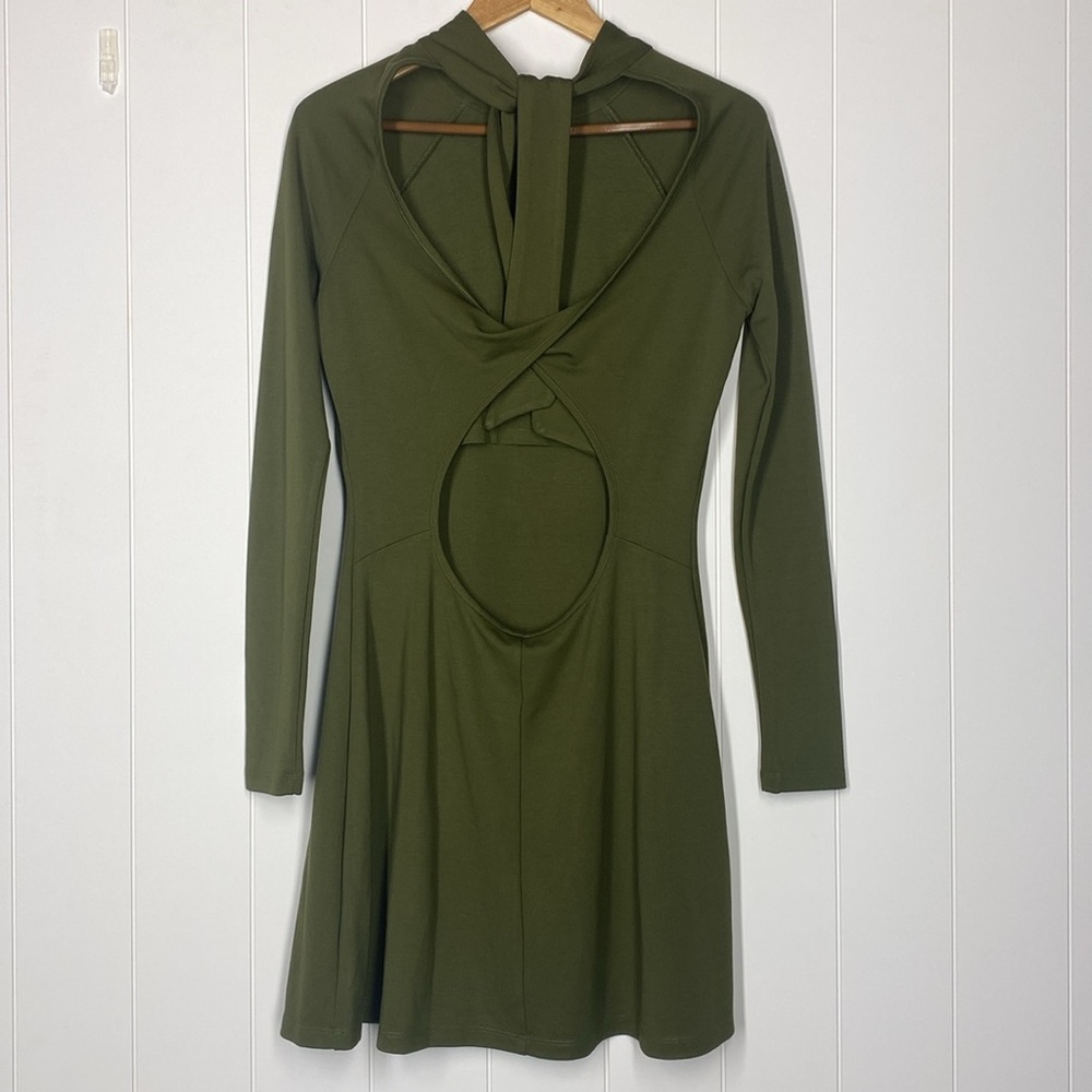 “Winter Clearance” Fabletics Pullover Open Back Green Dress Size Medium - Picture 2 of 9